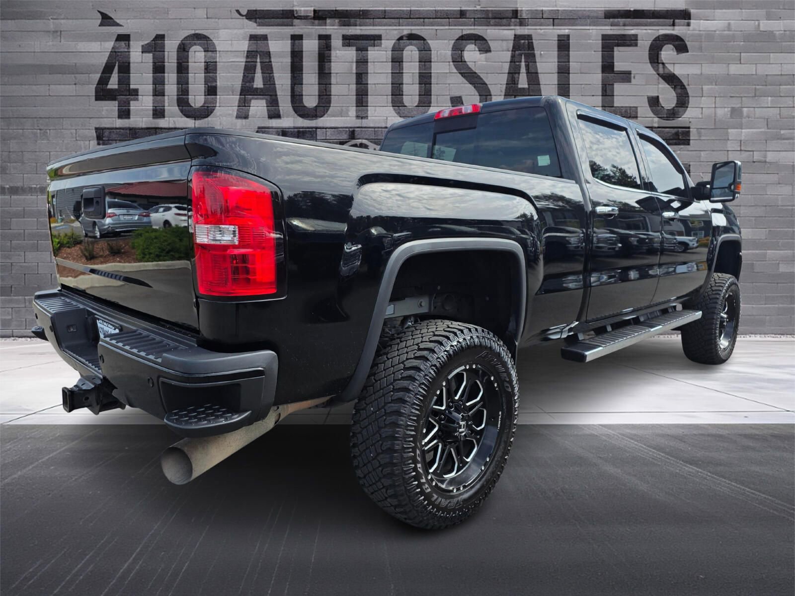 Used 2017 GMC Sierra 2500 Denali w/ Duramax Plus Package AWD/4WD image 3
