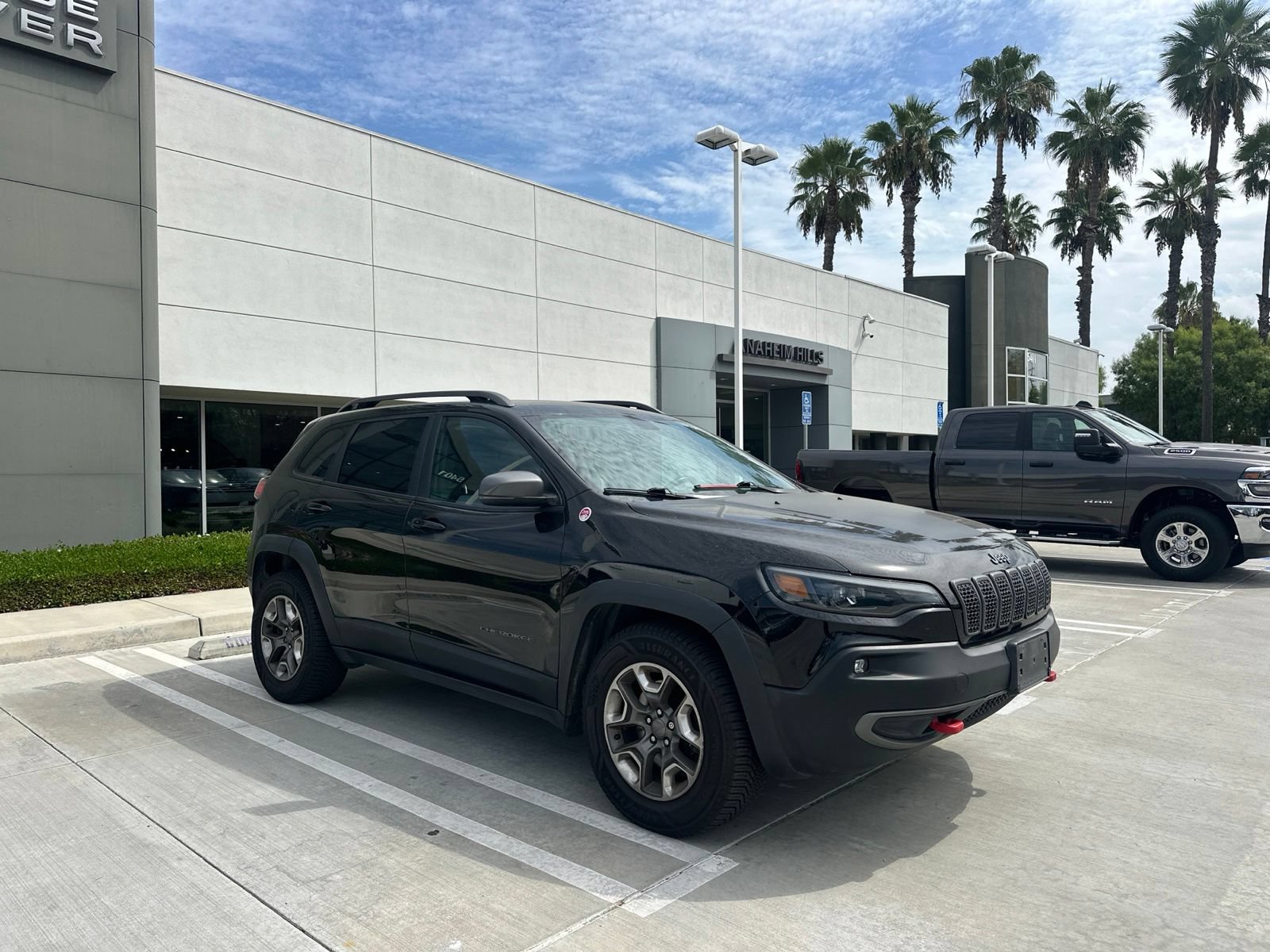 Used 2019 Jeep Cherokee Trailhawk w/ Cold Weather Group AWD/4WD image 2