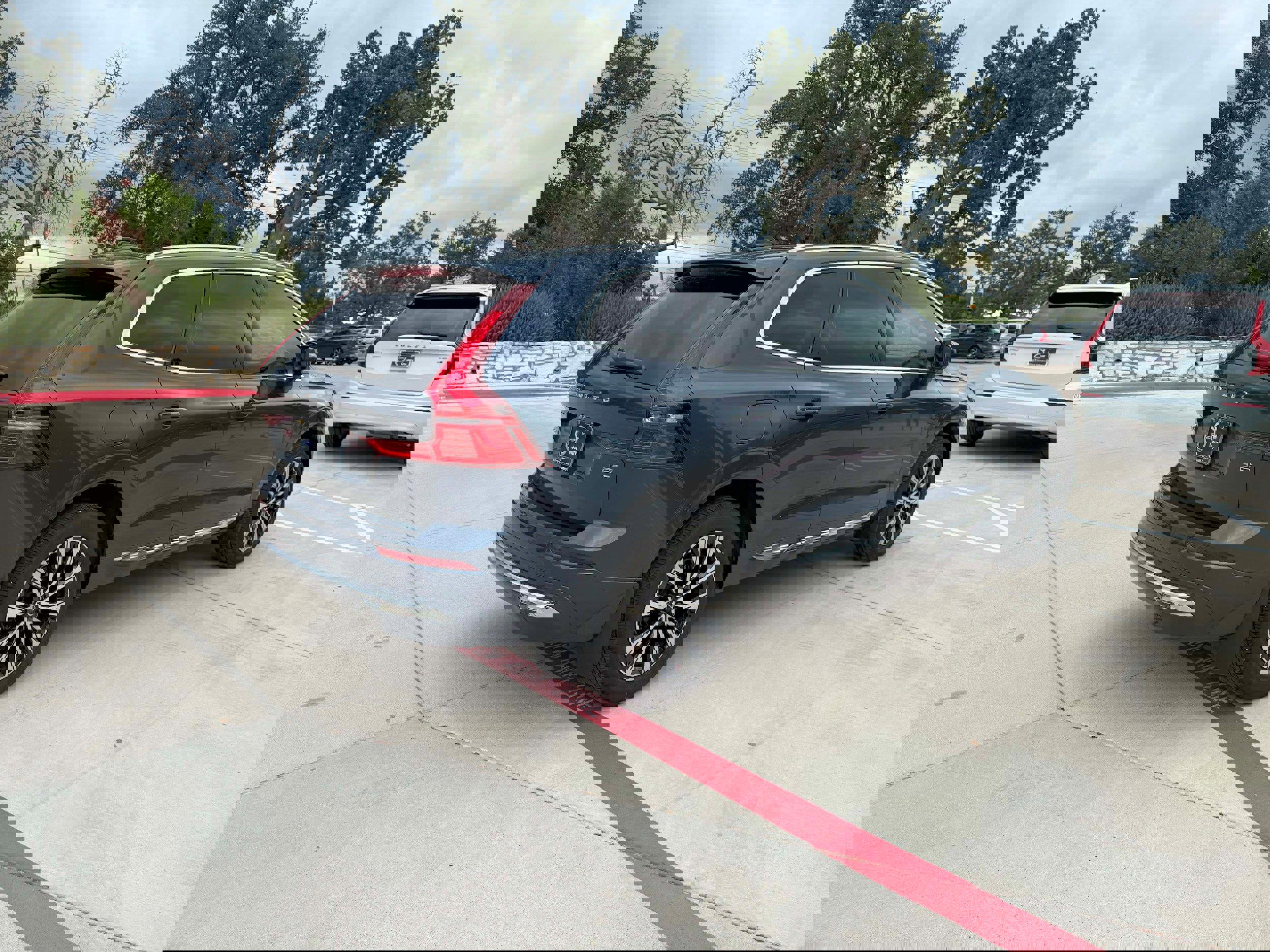 Certified 2023 Volvo XC60 B5 Plus w/ Climate Package image 6