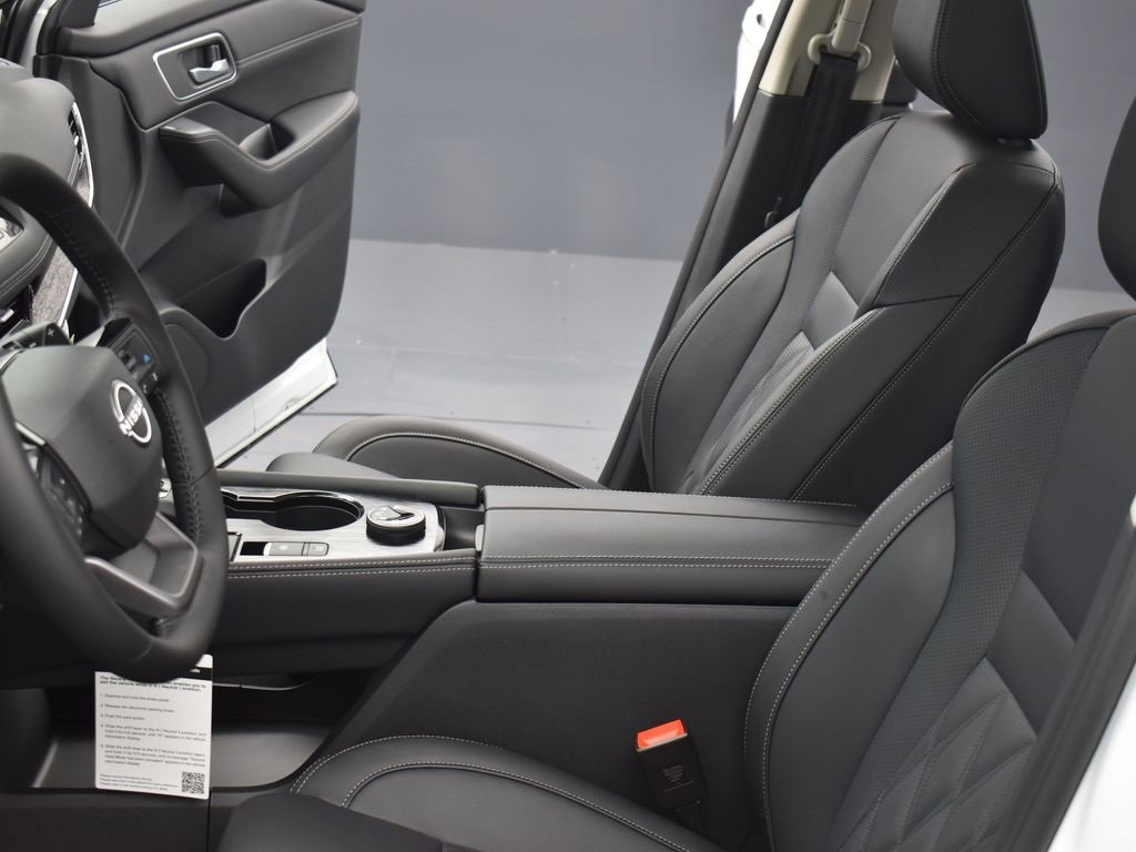 New 2026 Nissan Rogue Platinum image 18