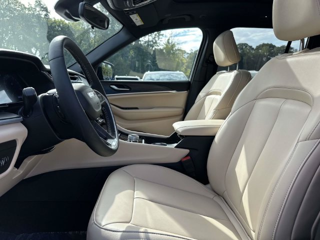 Certified 2025 Jeep Grand Cherokee Limited AWD/4WD image 16