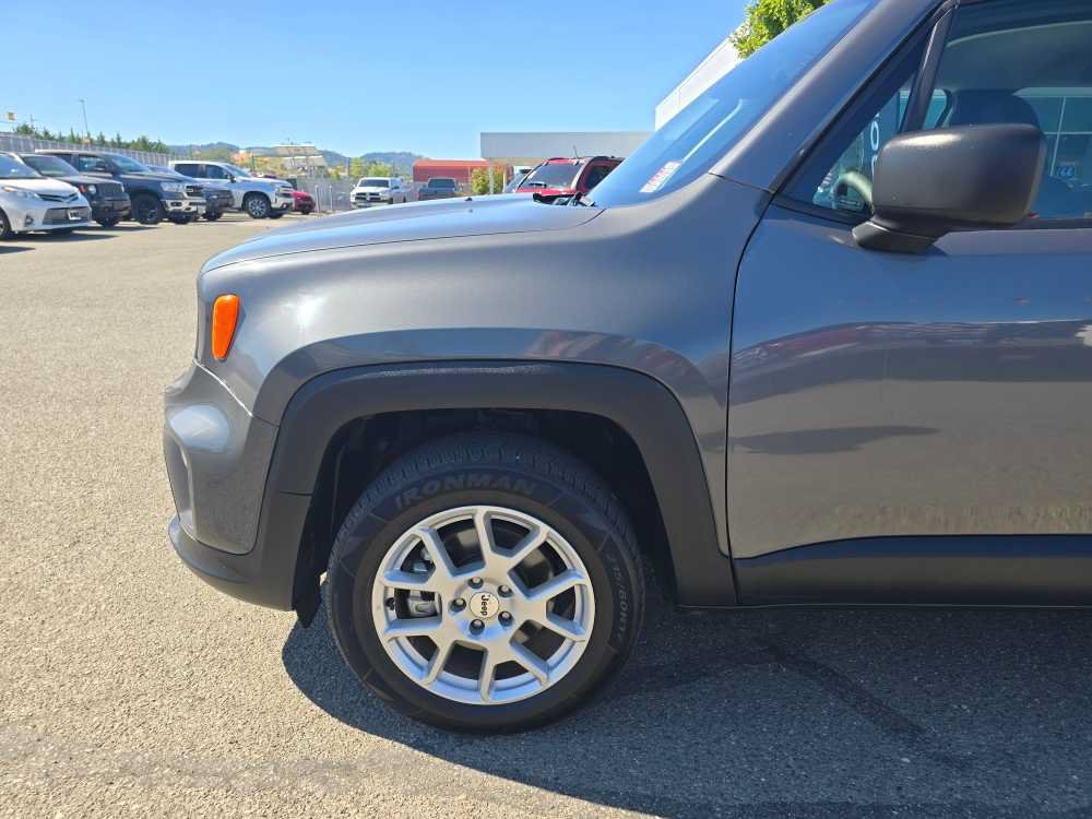 Used 2023 Jeep Renegade Latitude AWD/4WD image 18
