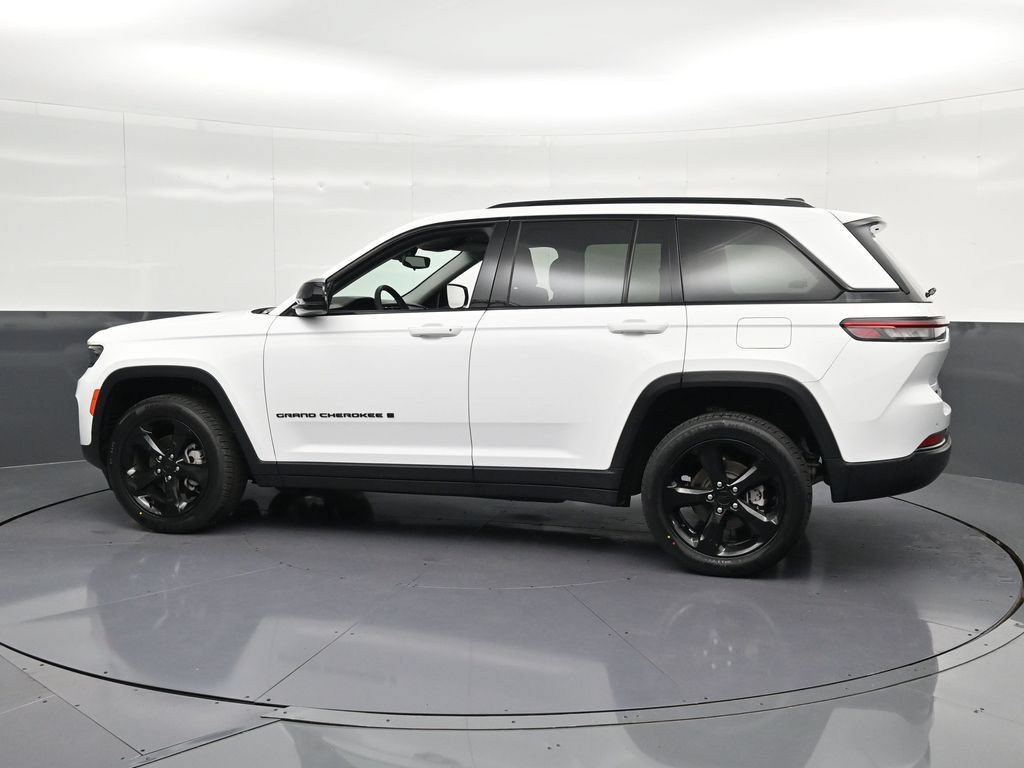 Used 2024 Jeep Grand Cherokee Limited w/ Black Appearance Package AWD/4WD image 8