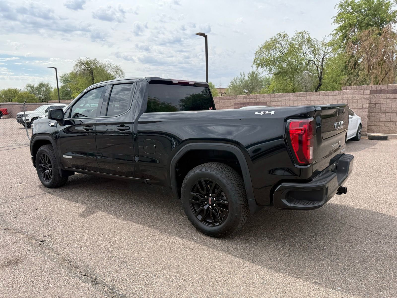 Used 2022 GMC Sierra 1500 Elevation w/ LPO, Elevation Black Package AWD/4WD image 7