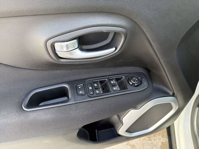 Used 2021 Jeep Renegade Latitude AWD/4WD image 15