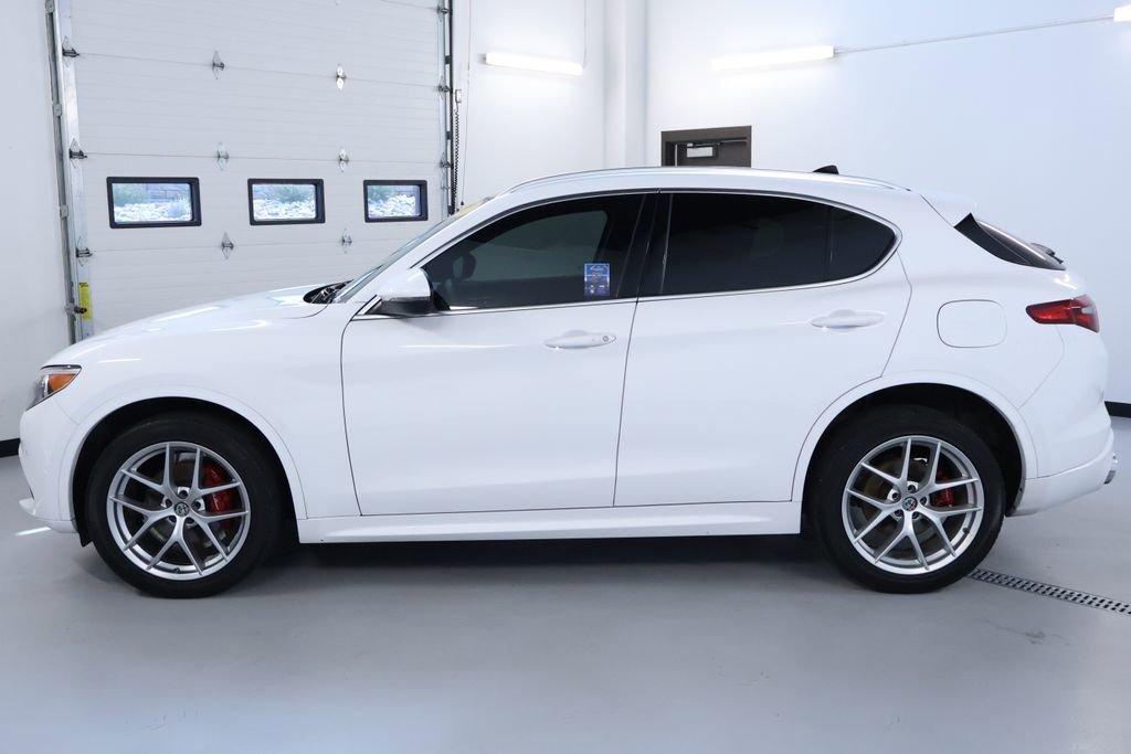 Used 2021 Alfa Romeo Stelvio Ti image 4