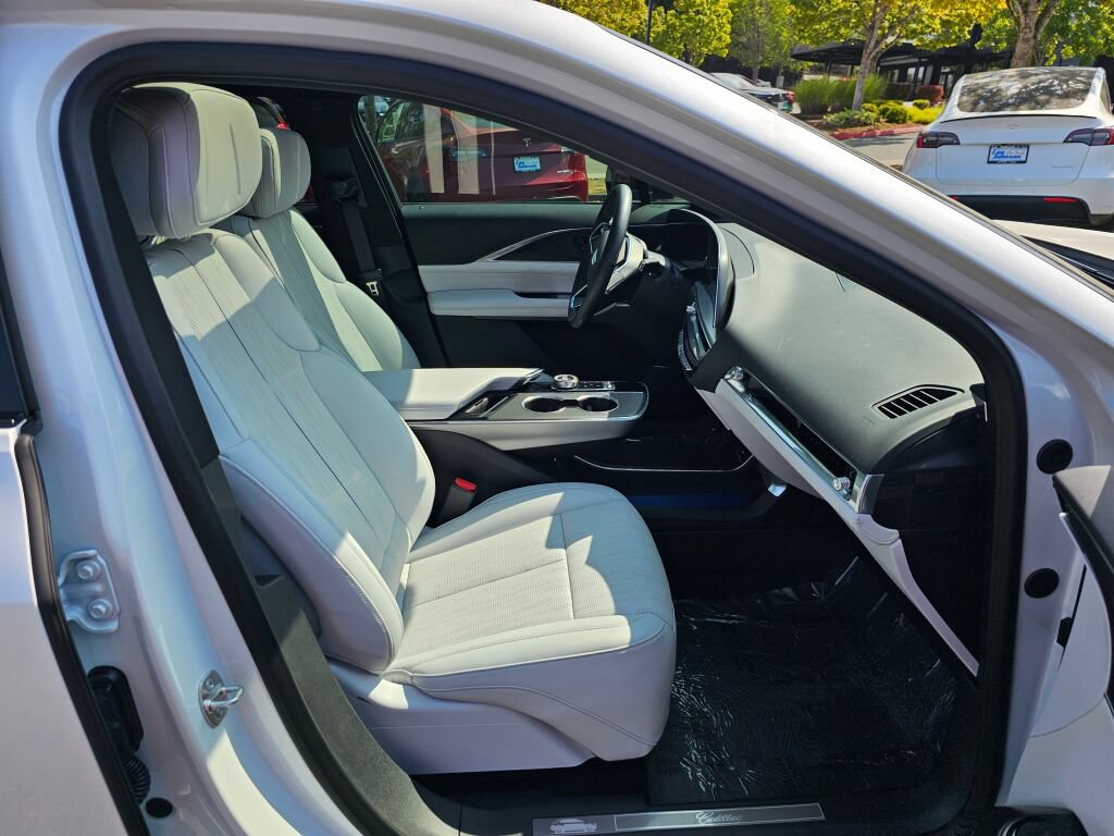 Used 2024 Cadillac Lyriq Luxury AWD/4WD image 30