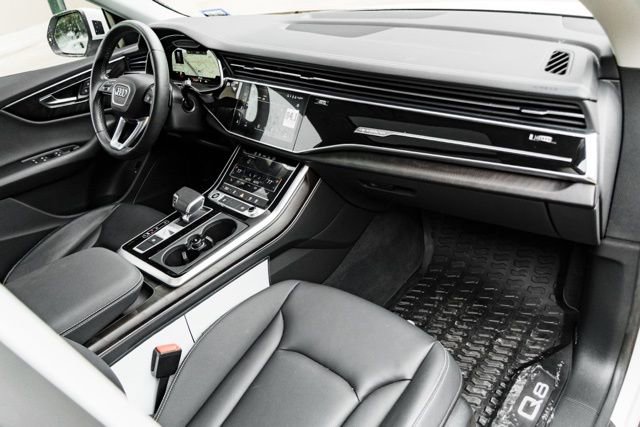 Used 2023 Audi Q8 Premium image 27