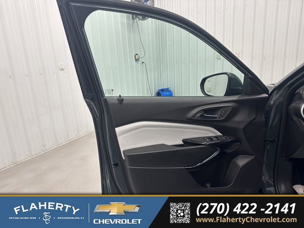 Used 2025 Chevrolet Trax LT w/ Driver Confidence Package image 8