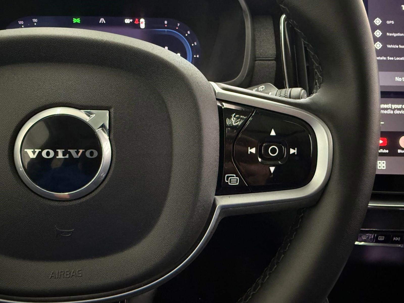 Used 2025 Volvo XC90 B6 Plus image 29