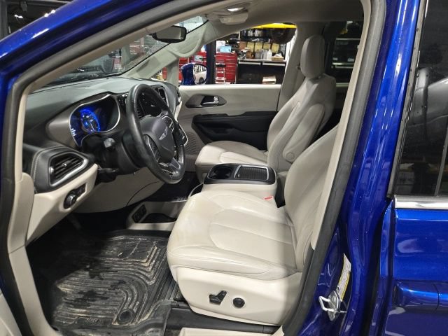 Used 2021 Chrysler Pacifica Touring-L w/ Premium & Safety Sphere Group AWD/4WD image 13