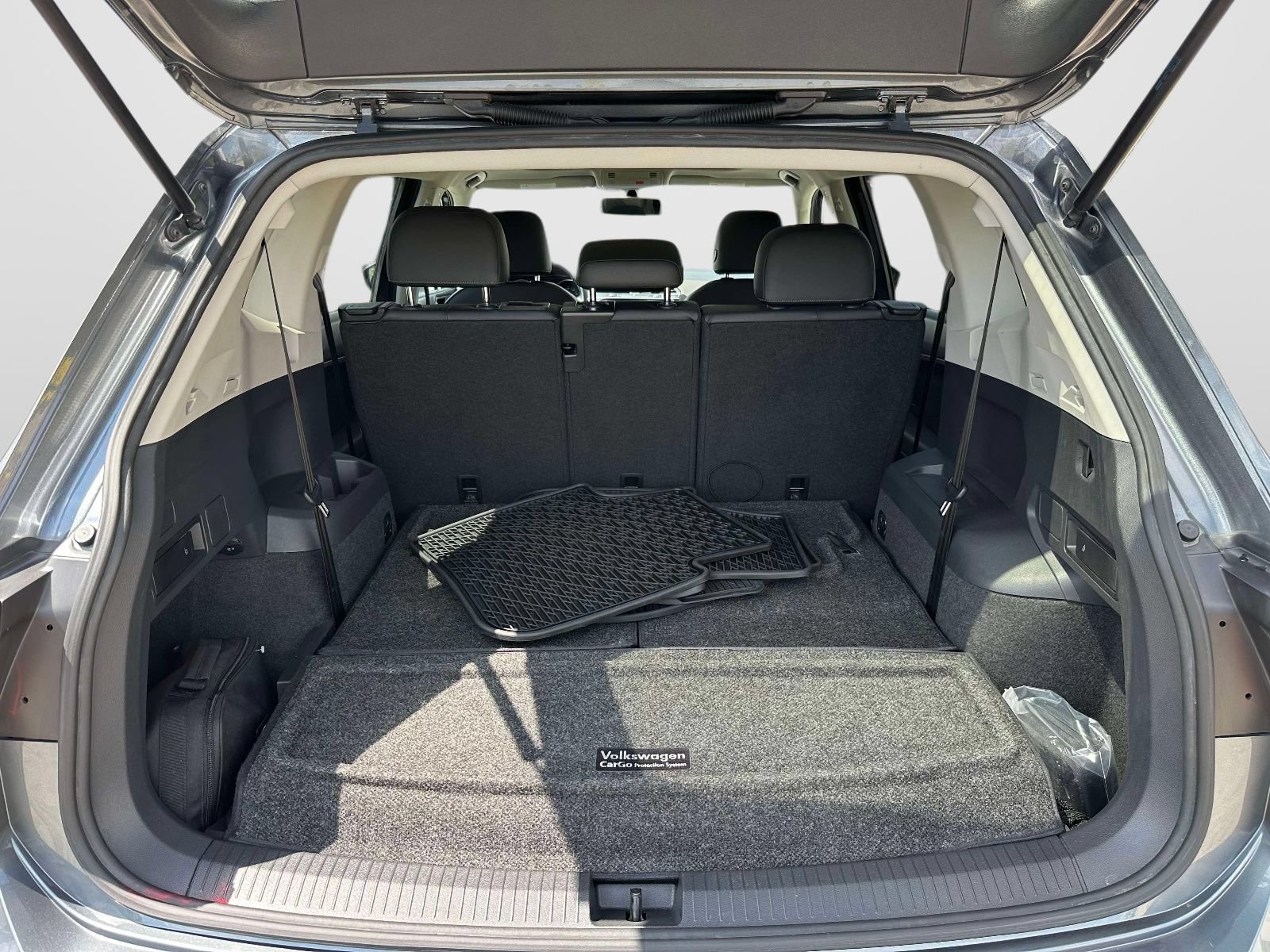 Used 2018 Volkswagen Tiguan SE FWD image 12