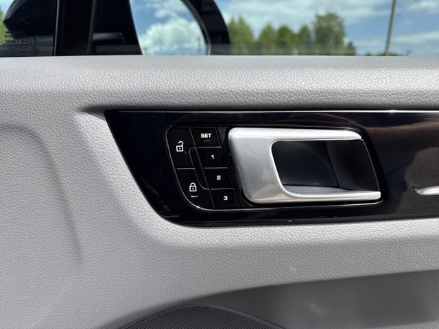 Used 2020 Porsche Cayenne image 31