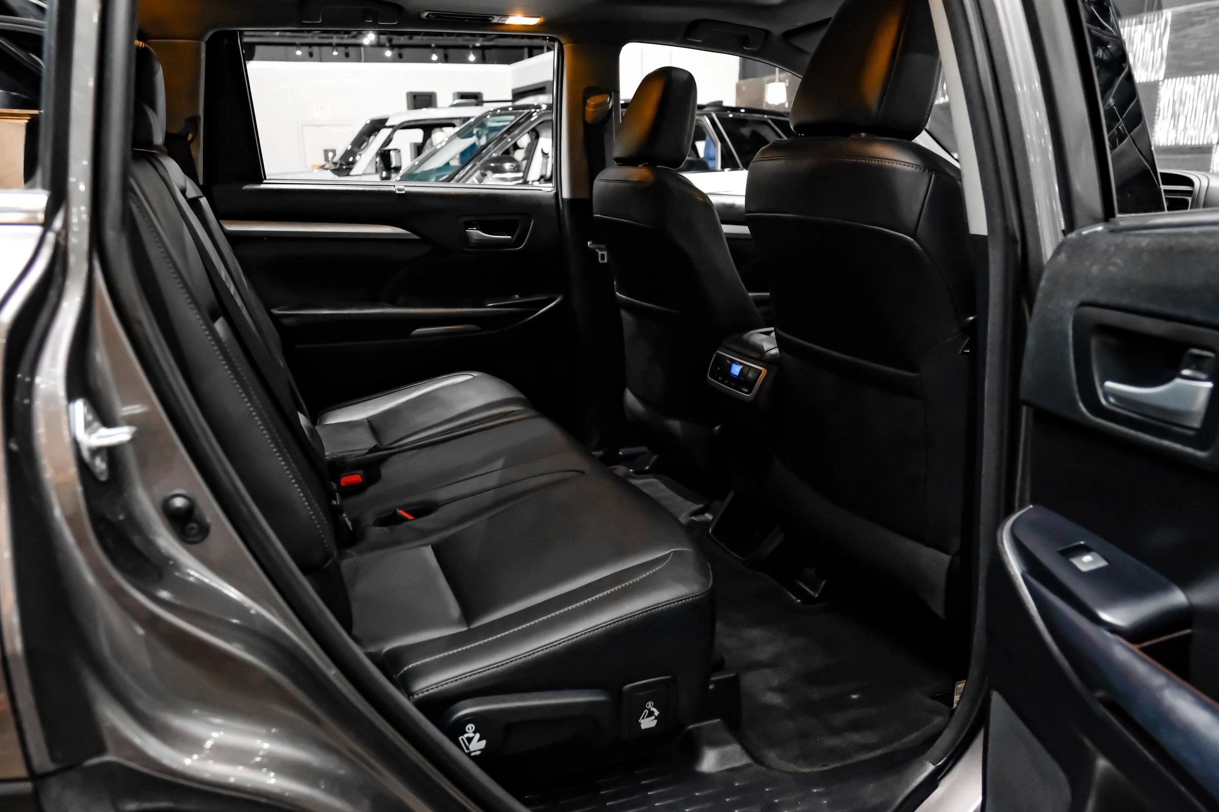Used 2018 Toyota Highlander XLE FWD image 39