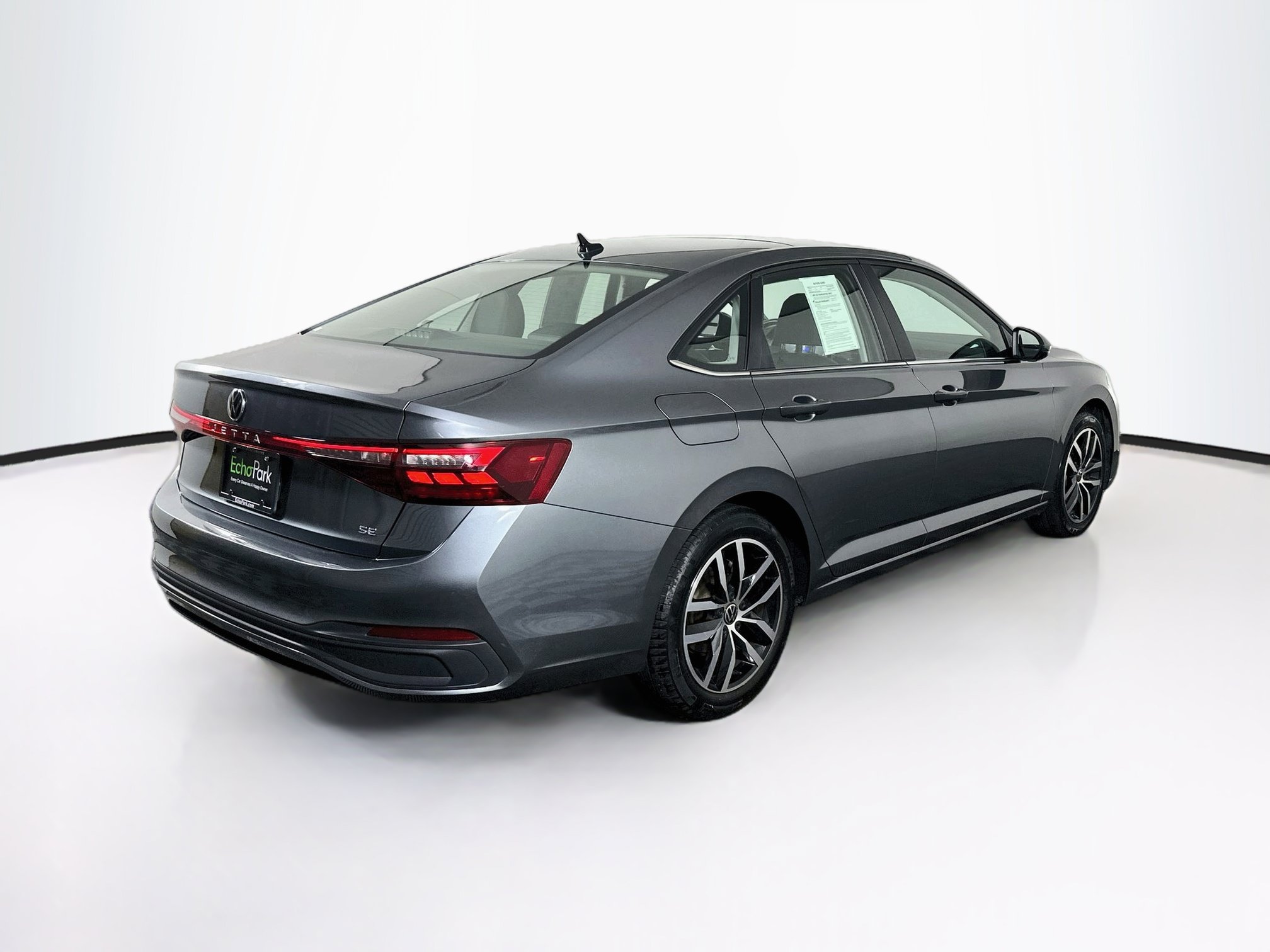 Used 2025 Volkswagen Jetta SE FWD image 9