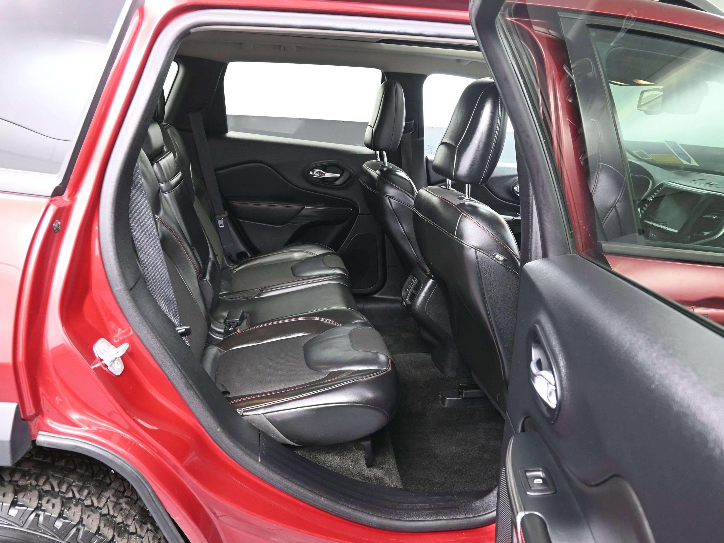 Used 2015 Jeep Cherokee Trailhawk w/ Comfort/Convenience Group image 24