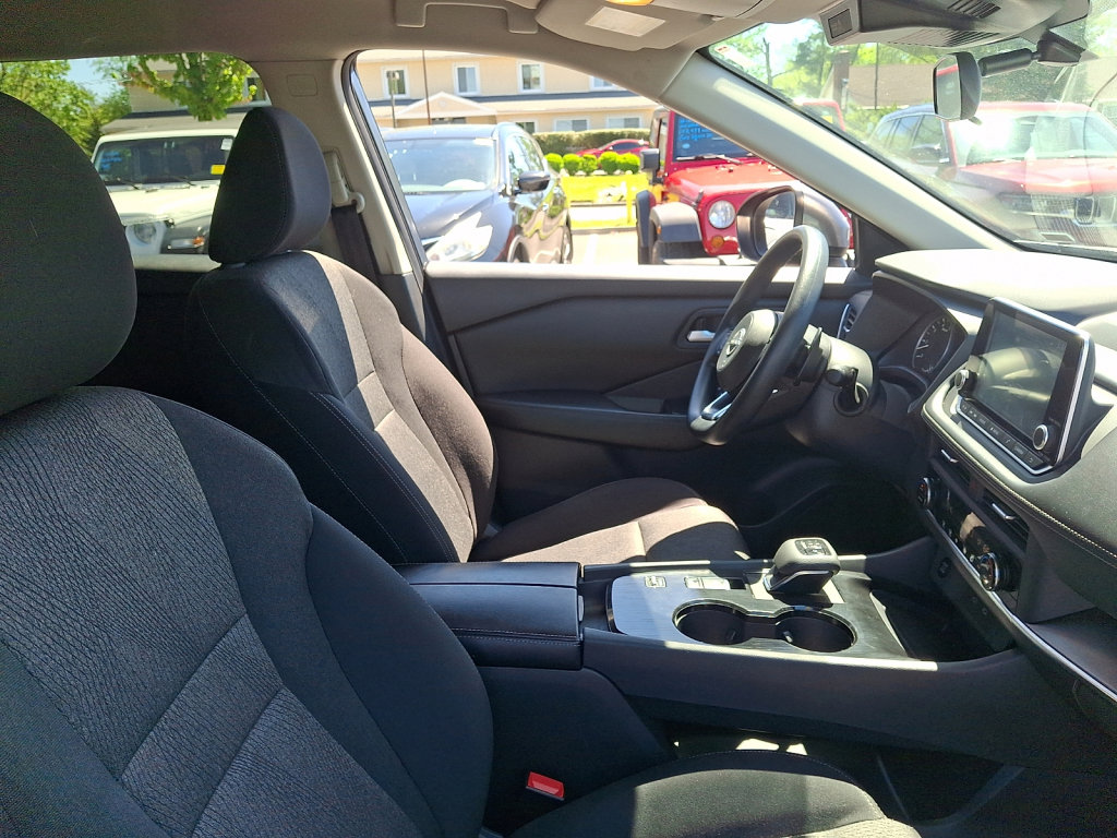 Used 2024 Nissan Rogue SV FWD image 11