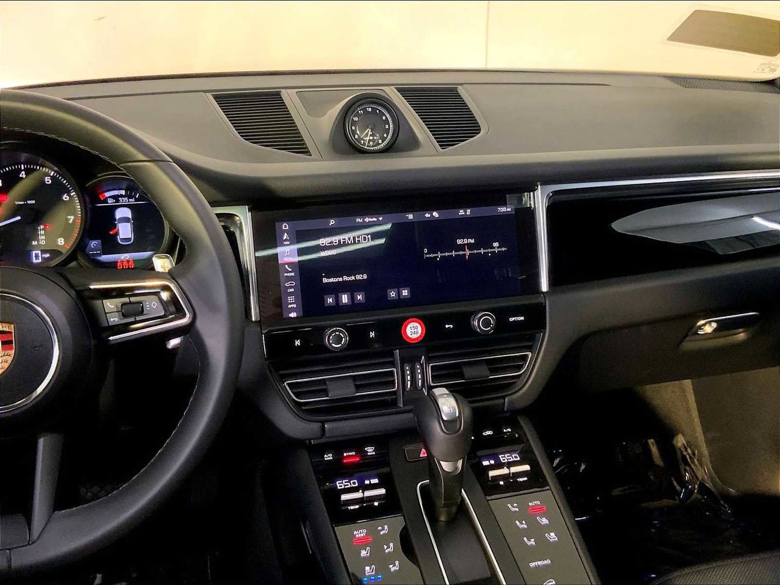 Certified 2025 Porsche Macan image 16