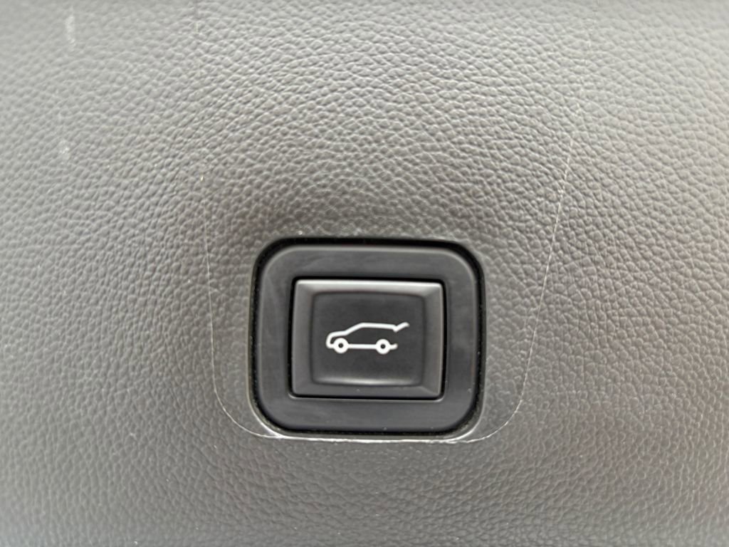 Used 2023 Chevrolet Traverse Premier w/ Redline Edition image 11