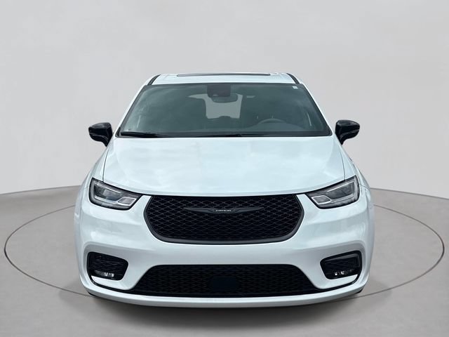 Used 2023 Chrysler Pacifica Limited w/ Uconnect Theater Family Group FWD image 32