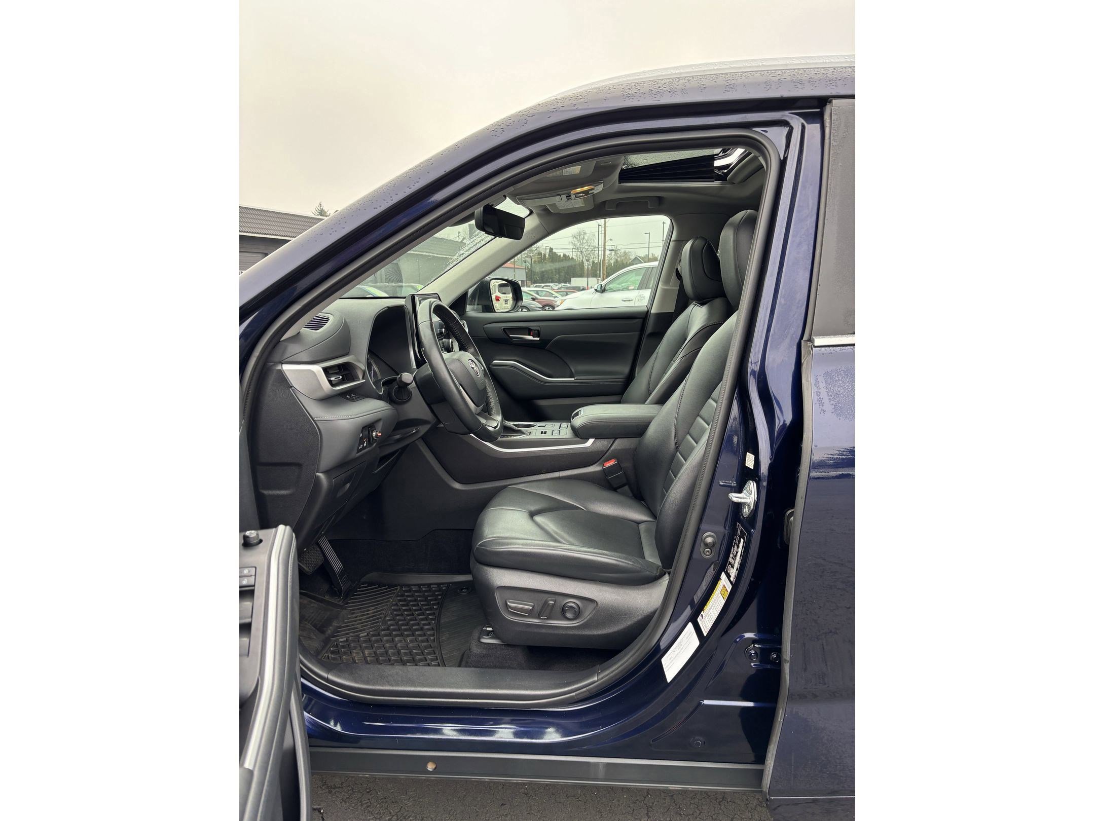 Used 2022 Toyota Highlander XLE image 28