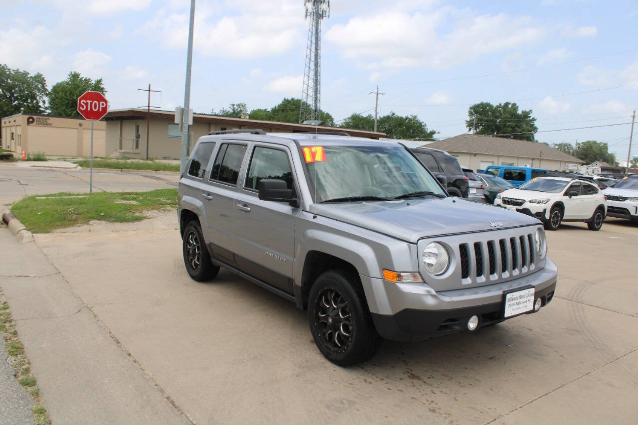 Used 2017 Jeep Patriot Latitude FWD image 2