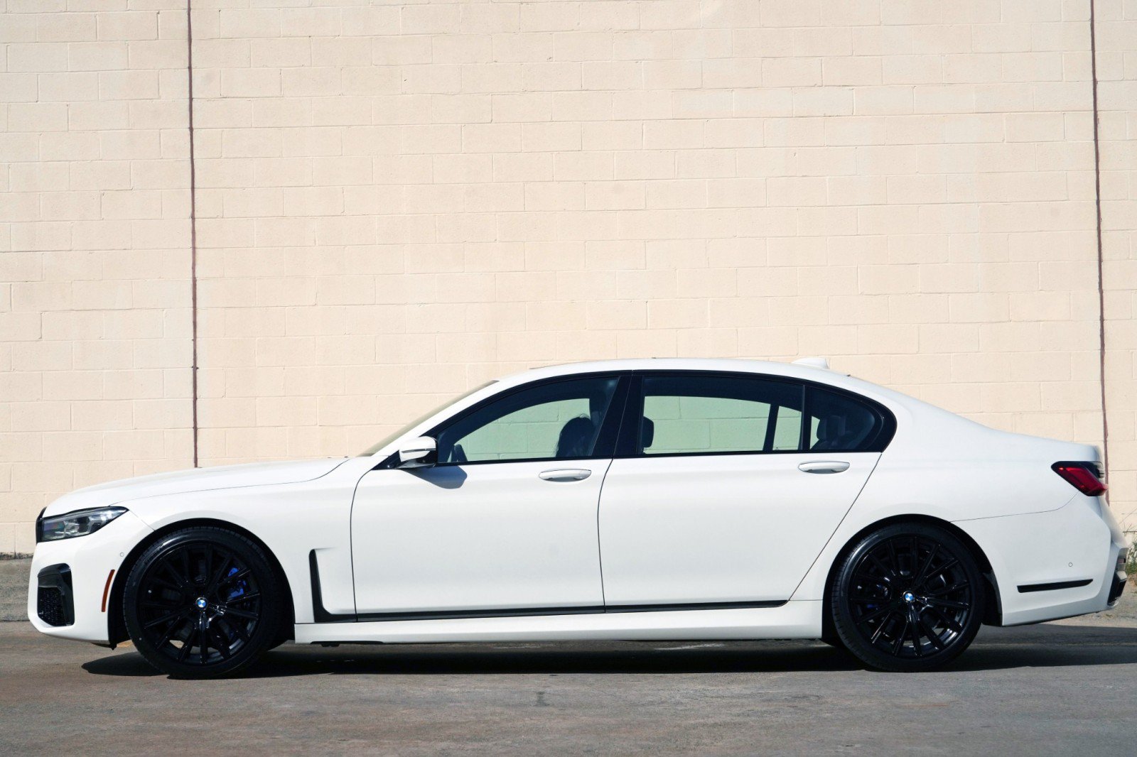 Used 2022 BMW 740i w/ M Sport Package RWD image 9