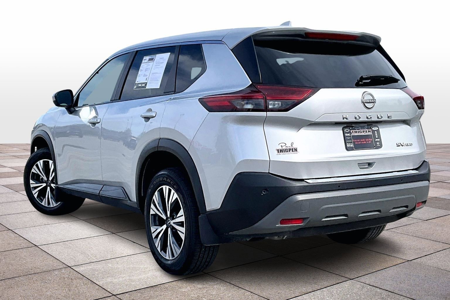 Used 2023 Nissan Rogue SV image 2