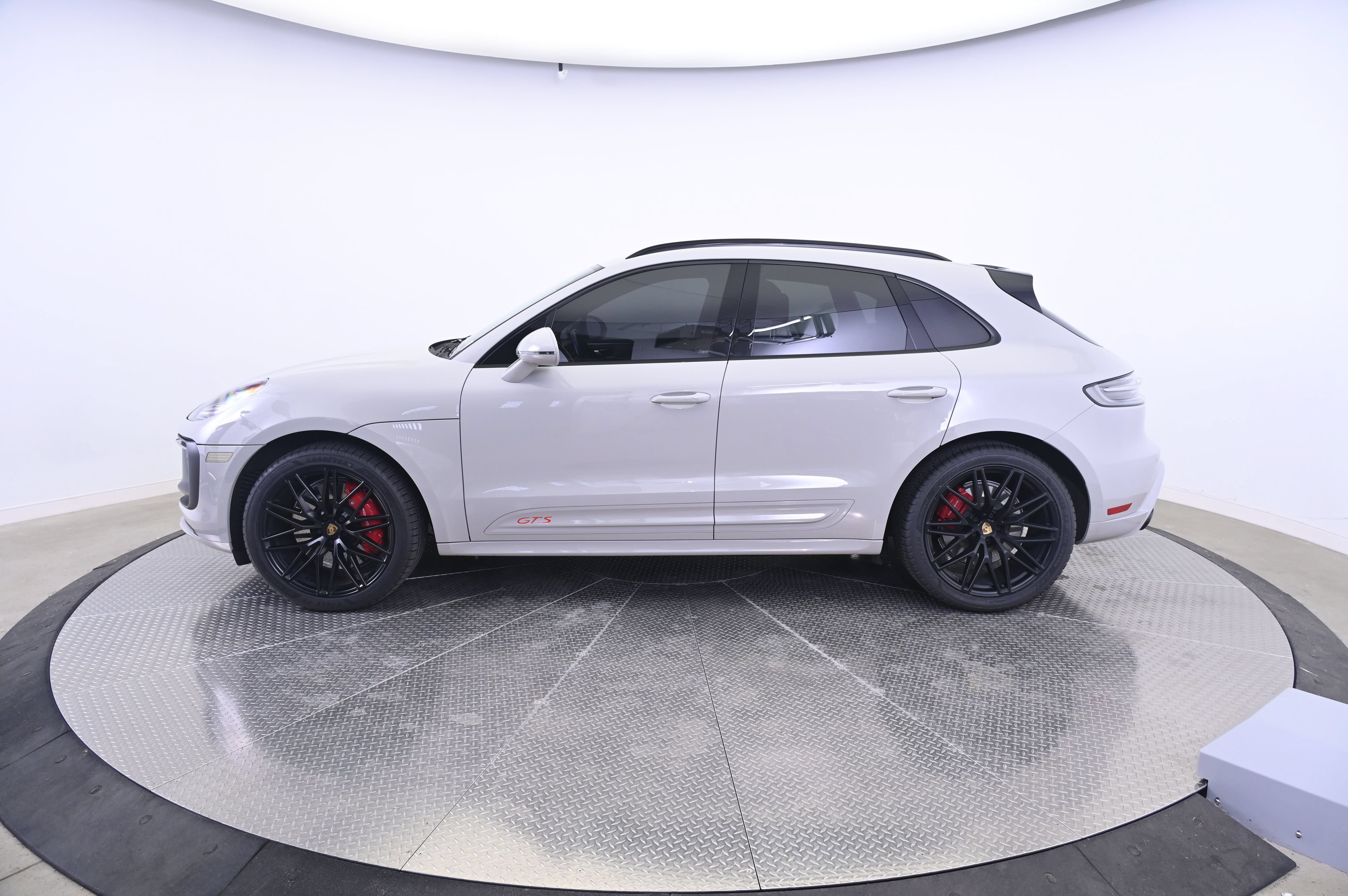 Certified 2022 Porsche Macan GTS AWD/4WD image 2