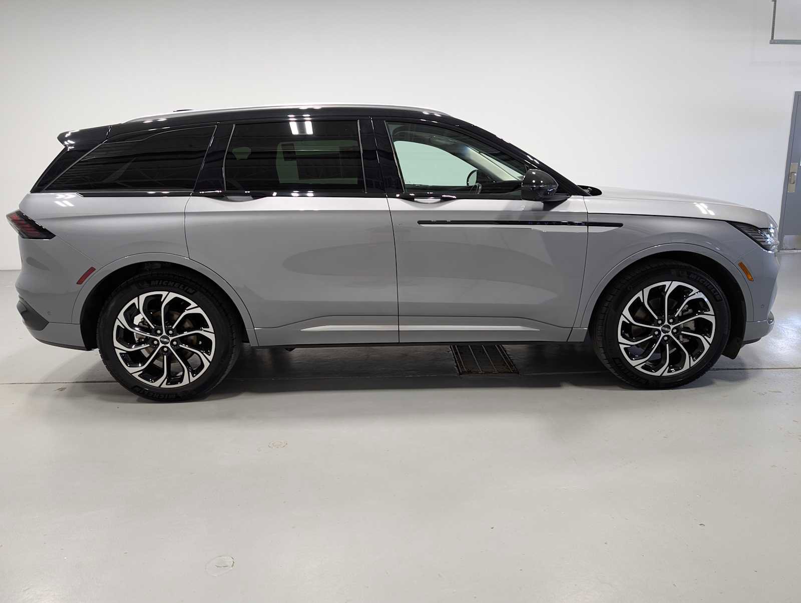 Certified 2024 Lincoln Nautilus Reserve w/ Equipment Group 202A AWD/4WD image 7