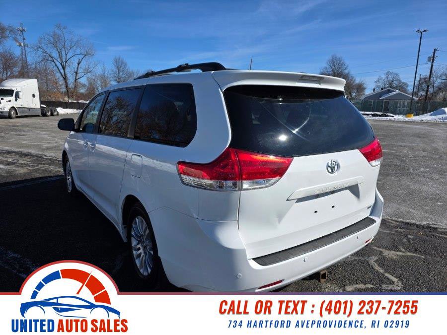 Used 2013 Toyota Sienna XLE w/ Entertainment Pkg image 3