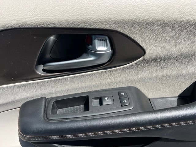 Used 2018 Chrysler Pacifica Touring-L FWD image 33