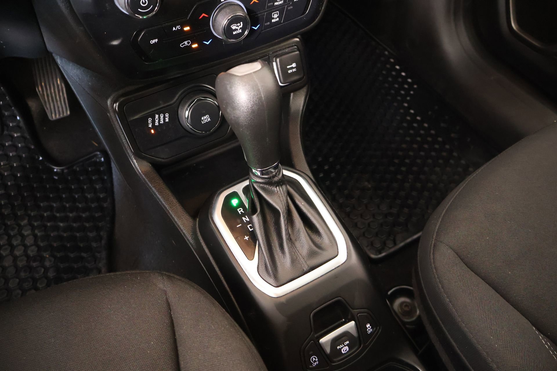 Used 2023 Jeep Renegade Latitude w/ Sun/Sound Group AWD/4WD image 9