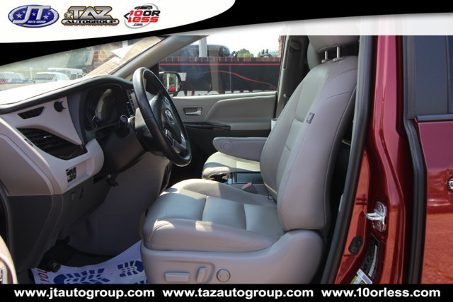 Used 2018 Toyota Sienna XLE Premium w/ Carpet Mat Package FWD image 10