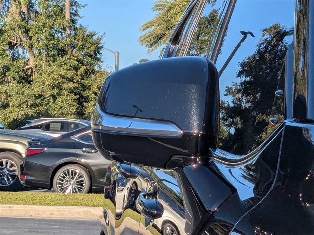 Used 2025 Lexus LX 600 4WD w/ Luxury Package image 13