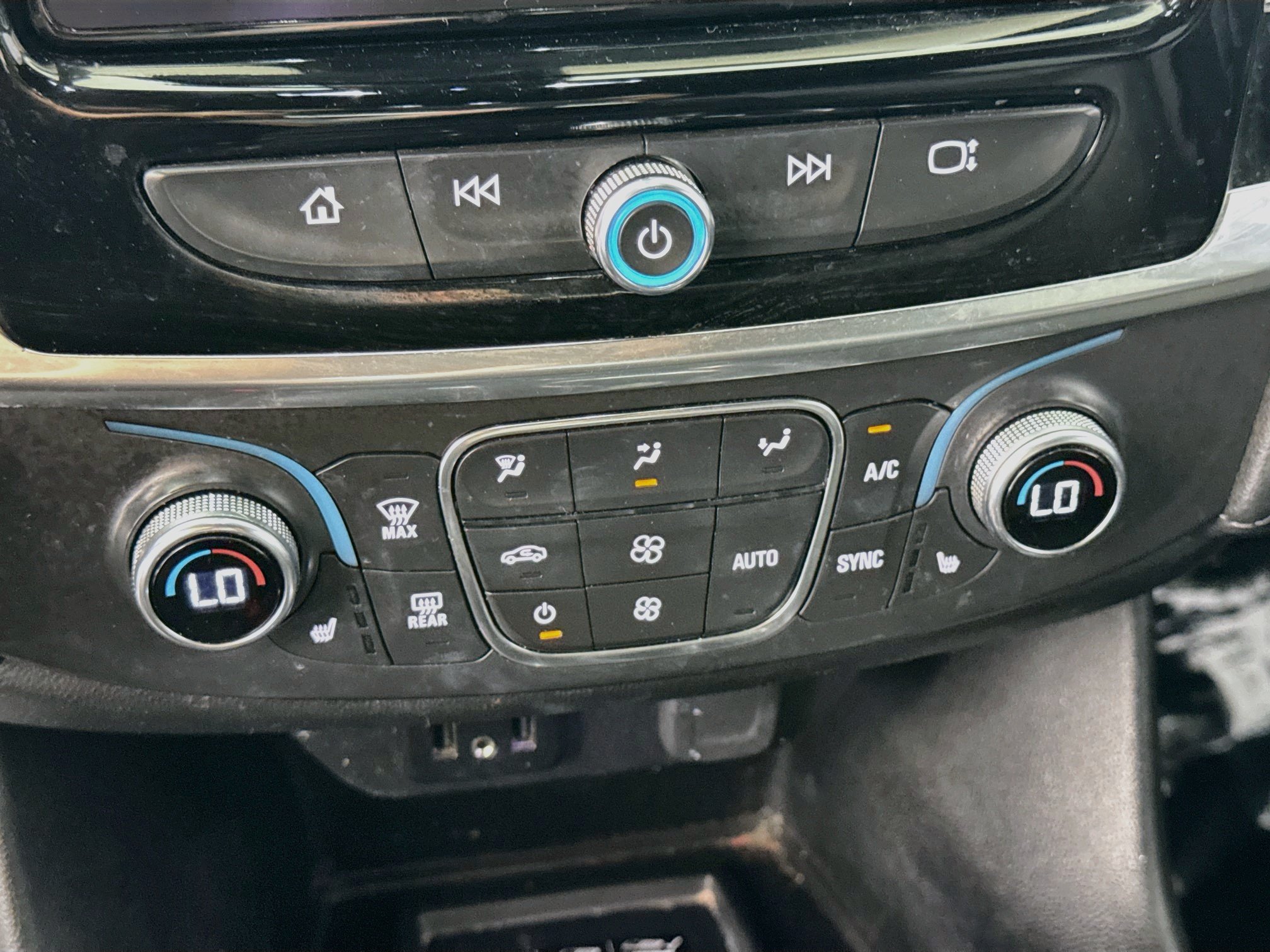 Used 2023 Chevrolet Traverse LT FWD image 17