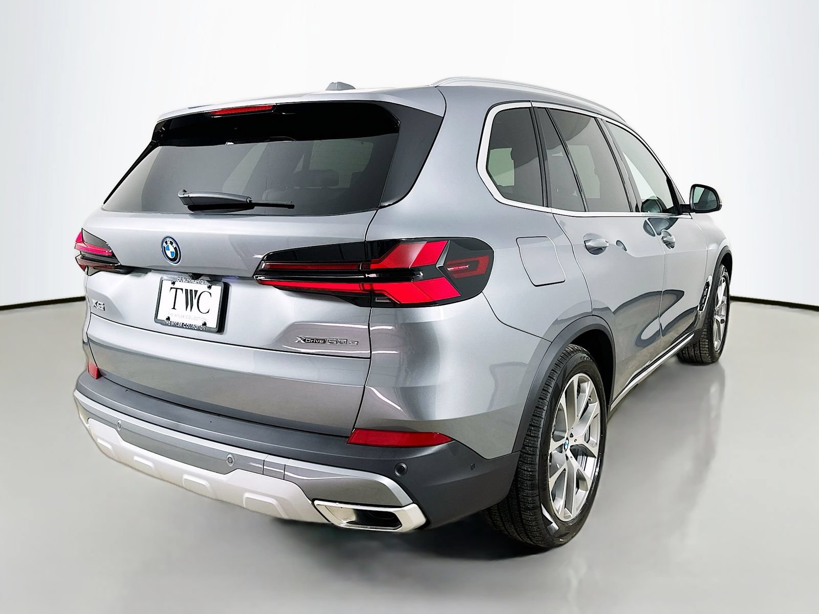 New 2026 BMW X5 xDrive50e w/ Executive Package AWD/4WD image 5
