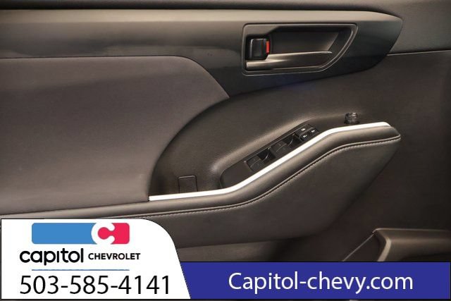 Used 2022 Toyota Highlander LE AWD/4WD image 10