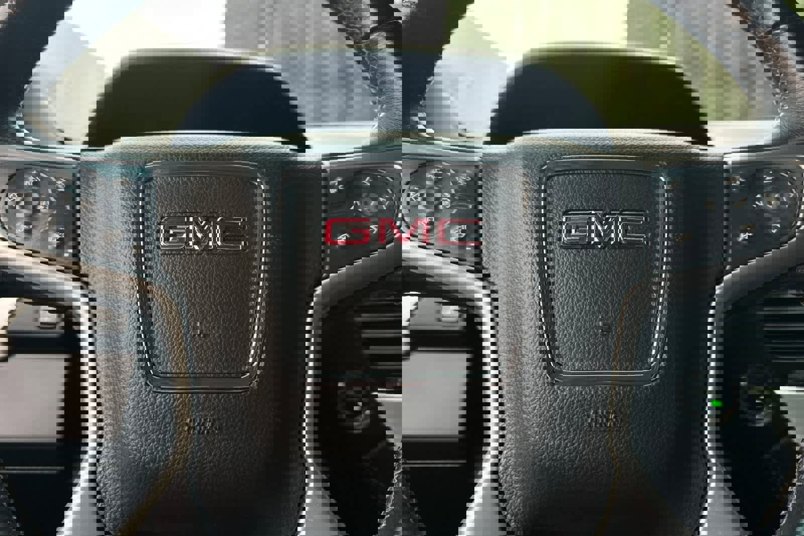 Used 2015 GMC Yukon SLT image 32