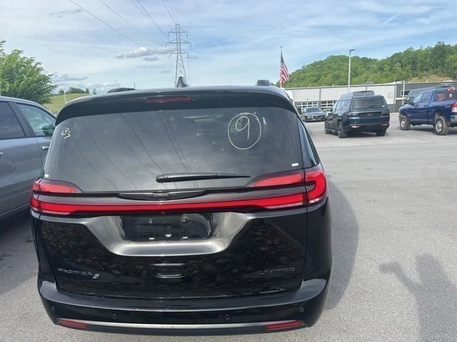 Used 2025 Chrysler Pacifica Limited FWD image 23