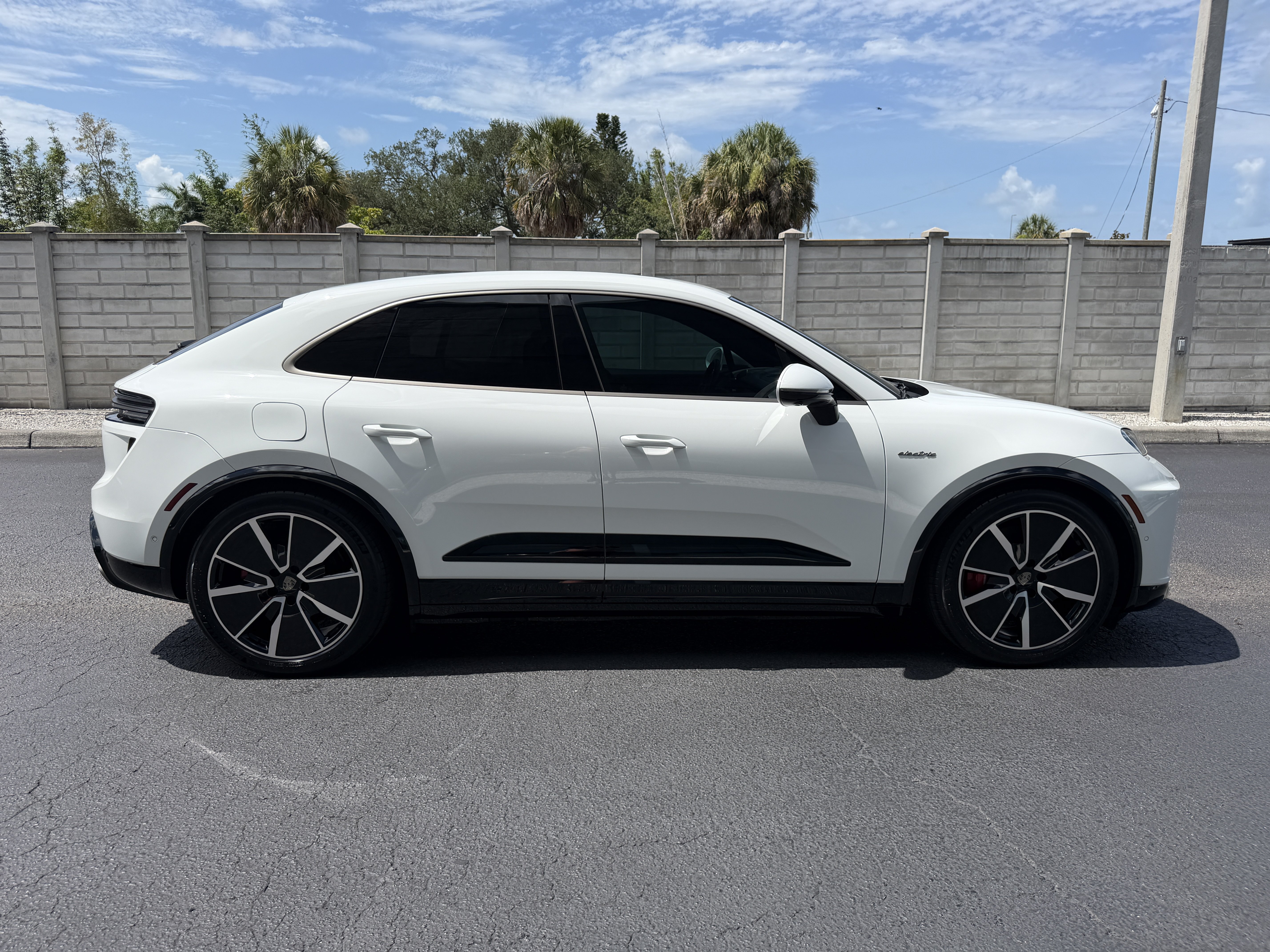 Used 2024 Porsche Macan Turbo Electric AWD/4WD image 7