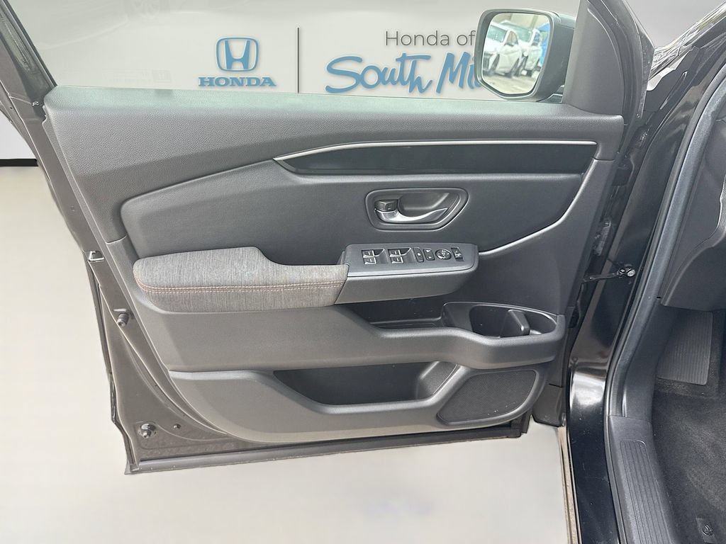 Used 2025 Honda Pilot Sport image 19