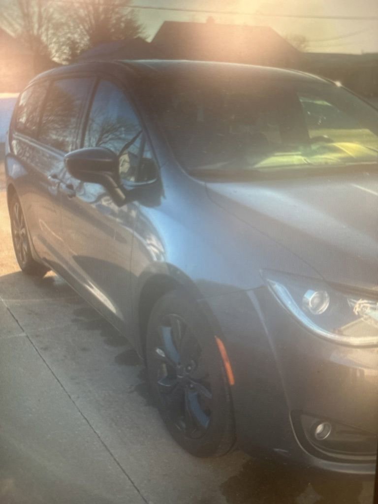 Used 2018 Chrysler Pacifica Touring Plus w/ S Appearance Package image 2