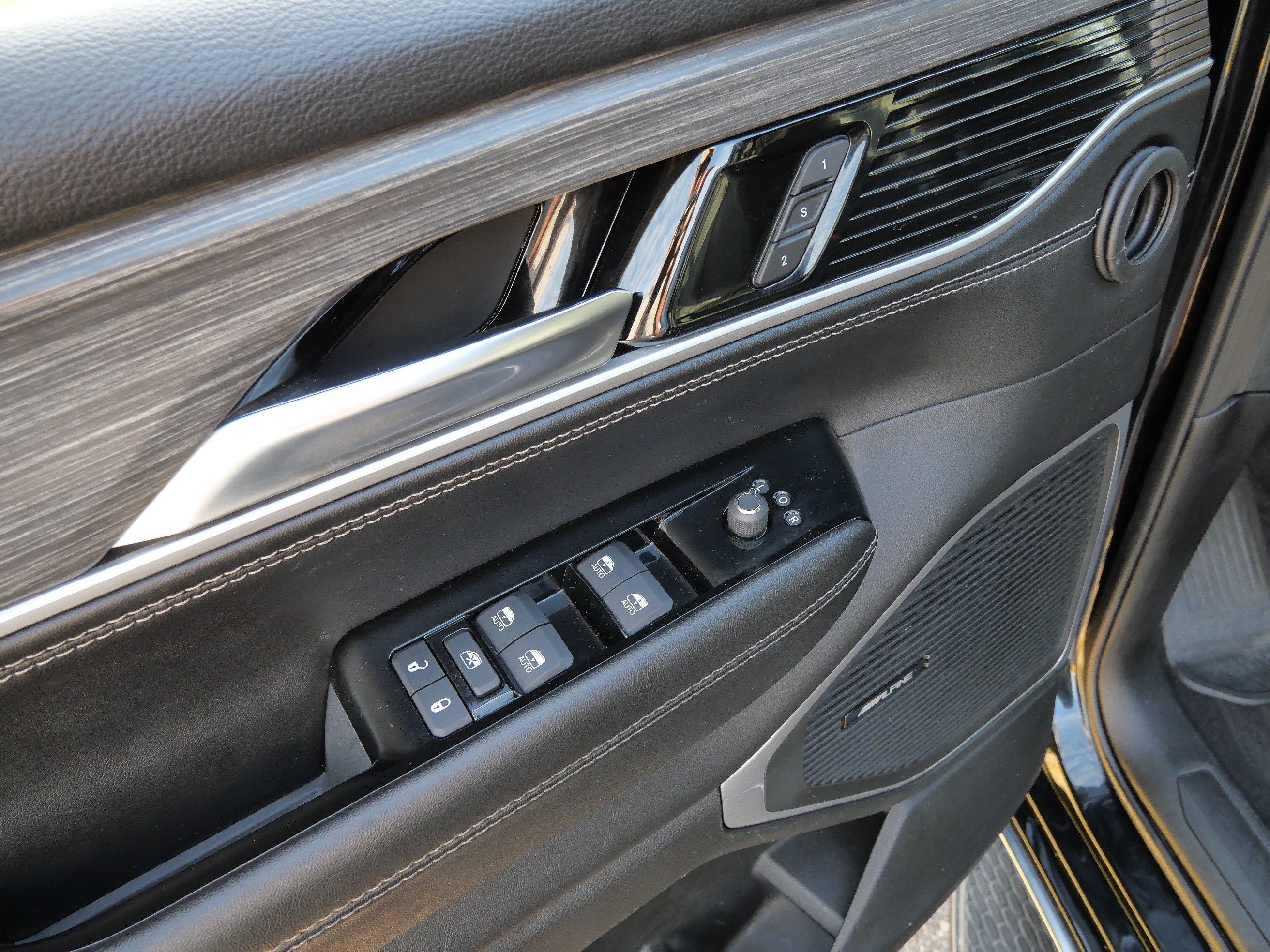 Used 2024 Jeep Wagoneer L Series II AWD/4WD image 19
