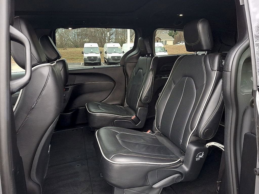 Used 2025 Chrysler Pacifica Limited FWD image 10