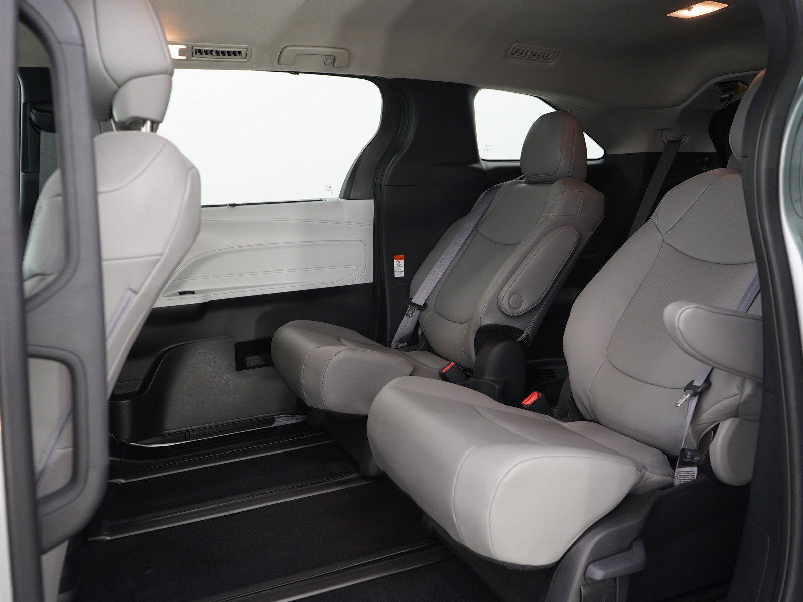 Used 2025 Toyota Sienna XLE FWD image 21