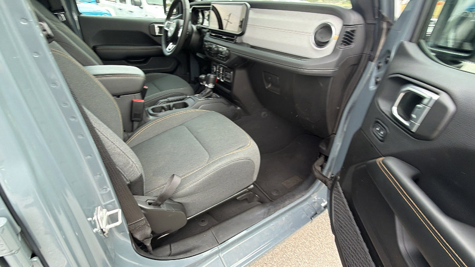 Used 2025 Jeep Wrangler Sahara w/ Safety Group image 19