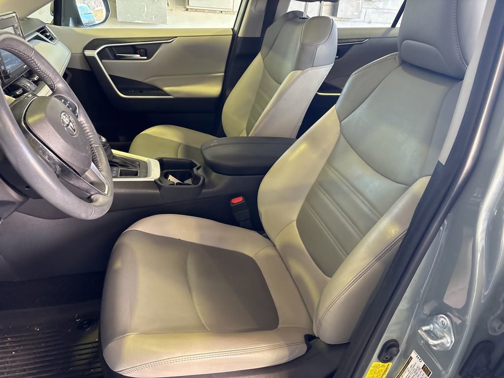 Used 2021 Toyota RAV4 XLE Premium image 12