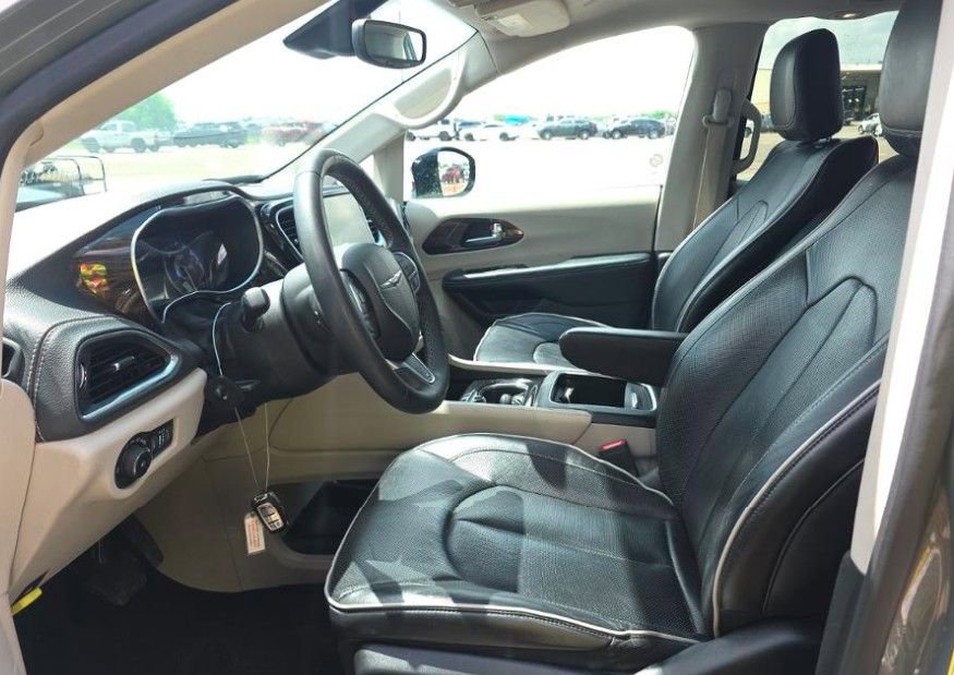 Used 2023 Chrysler Pacifica Limited image 5