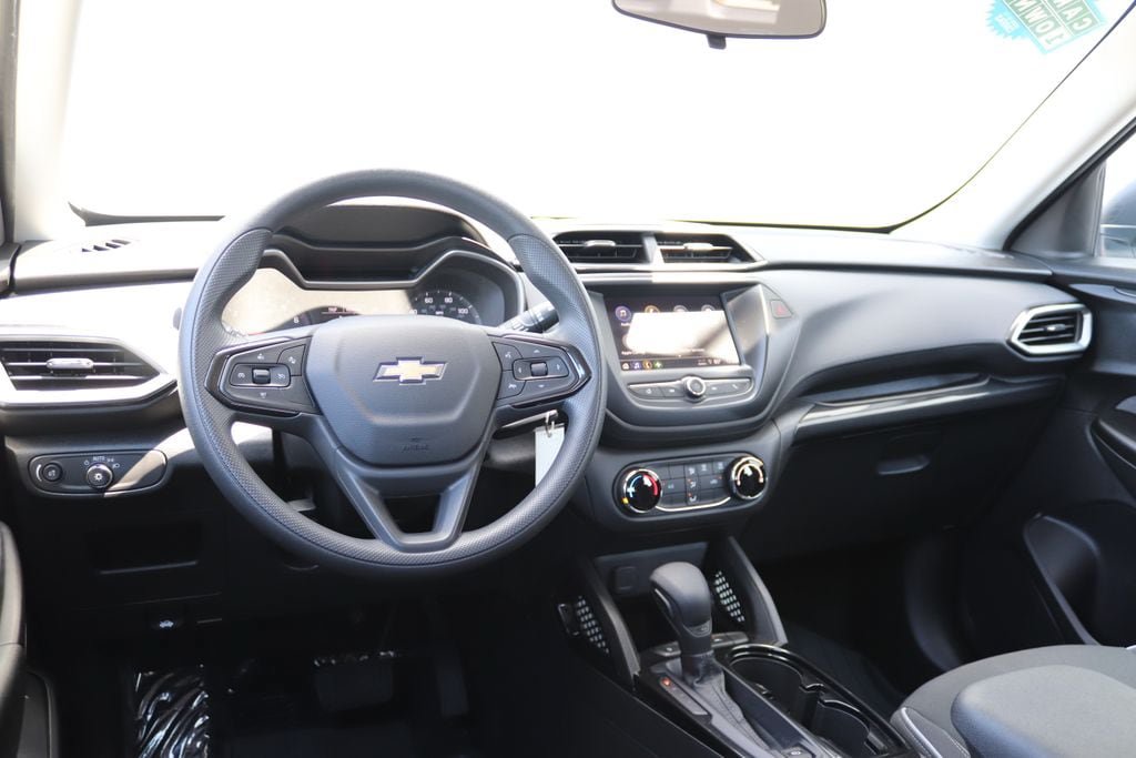 Used 2022 Chevrolet TrailBlazer LS FWD image 3